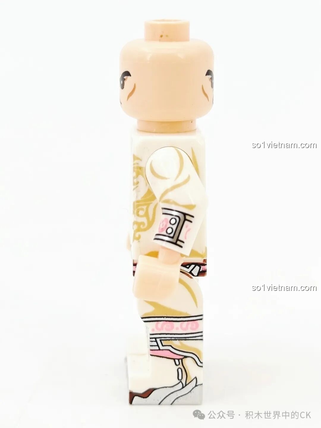 Cận cảnh hông và chân trái của minifigure Triệu Vân (Phiên bản Hồng Valentine) 11027 Kuzhao với các chi tiết in ấn nhỏ.