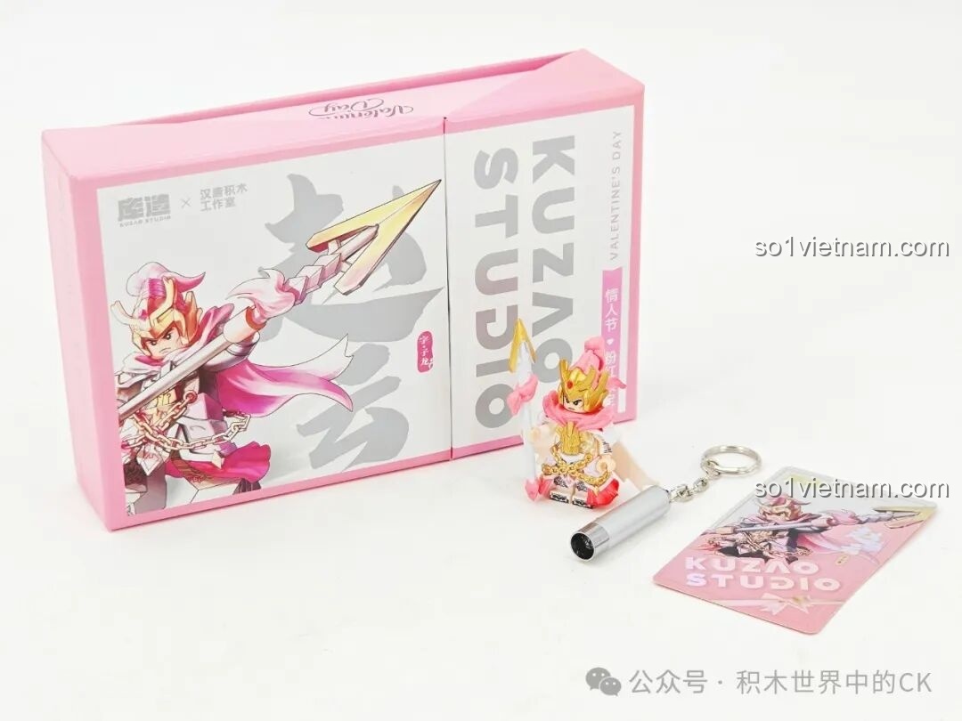 Toàn bộ sản phẩm Minifigure Triệu Vân (Phiên bản Hồng Valentine) 11027 Kuzhao bao gồm hộp, minifigure đã lắp và các phụ kiện.