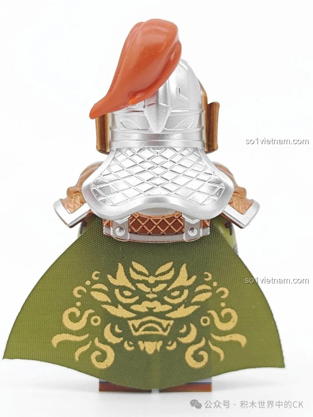 Chi tiết áo choàng vải của minifigure Trình Phổ mã 20377, có in họa tiết màu vàng nổi bật.