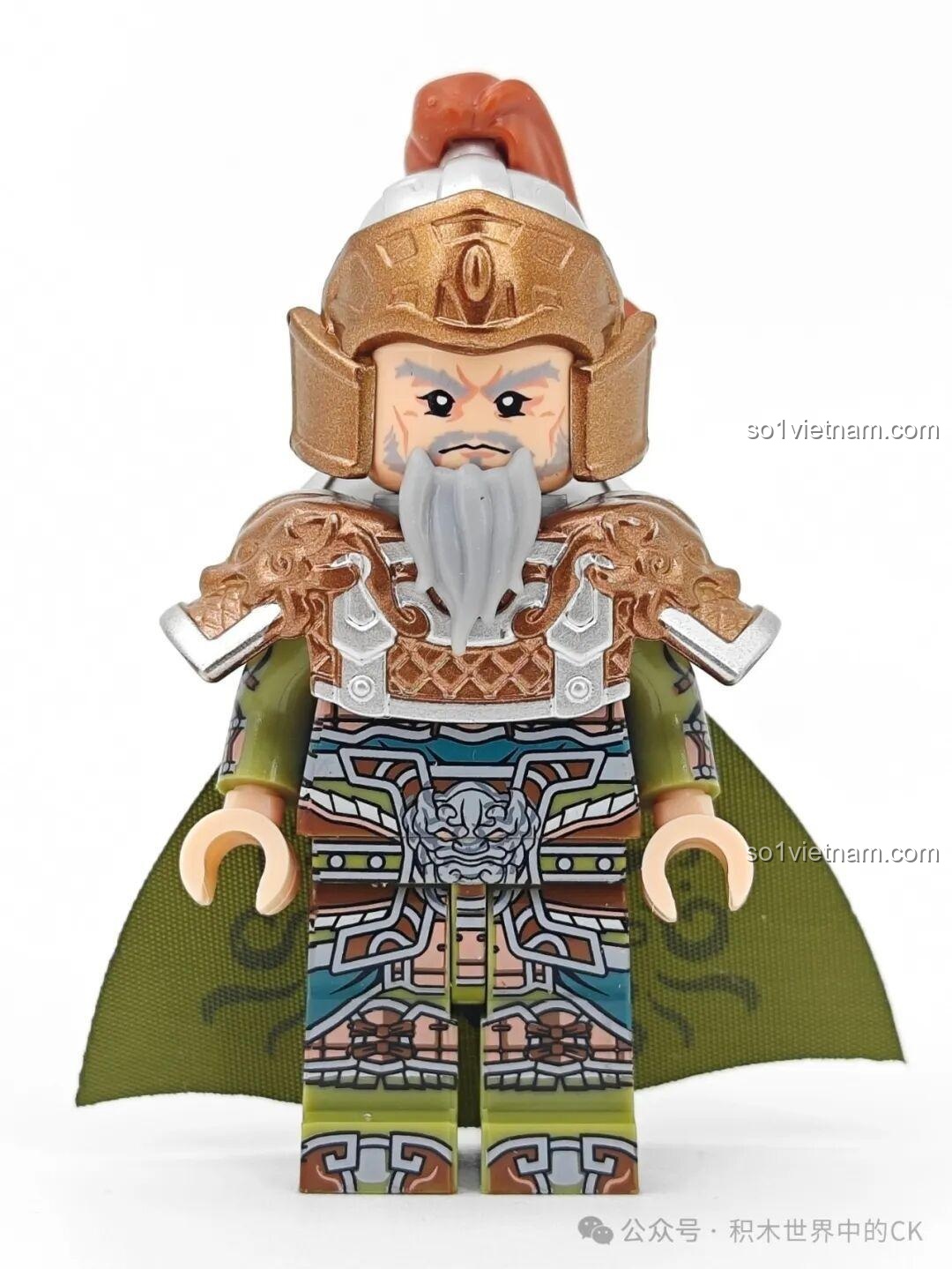 Minifigure Trình Phổ mã 20377 sau khi lắp ráp đầy đủ giáp vai, mũ trụ, râu và áo choàng.