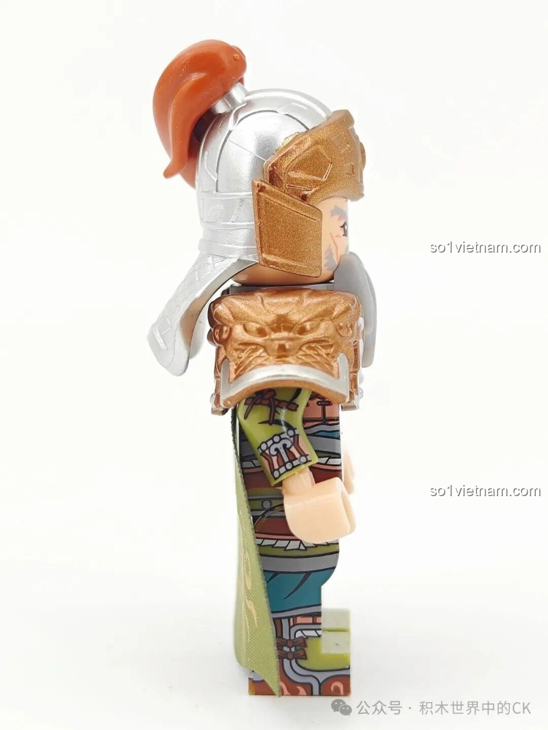 Ảnh chụp góc nghiêng từ phía bên kia của minifigure Trình Phổ mã 20377, thể hiện chi tiết in trên cánh tay.