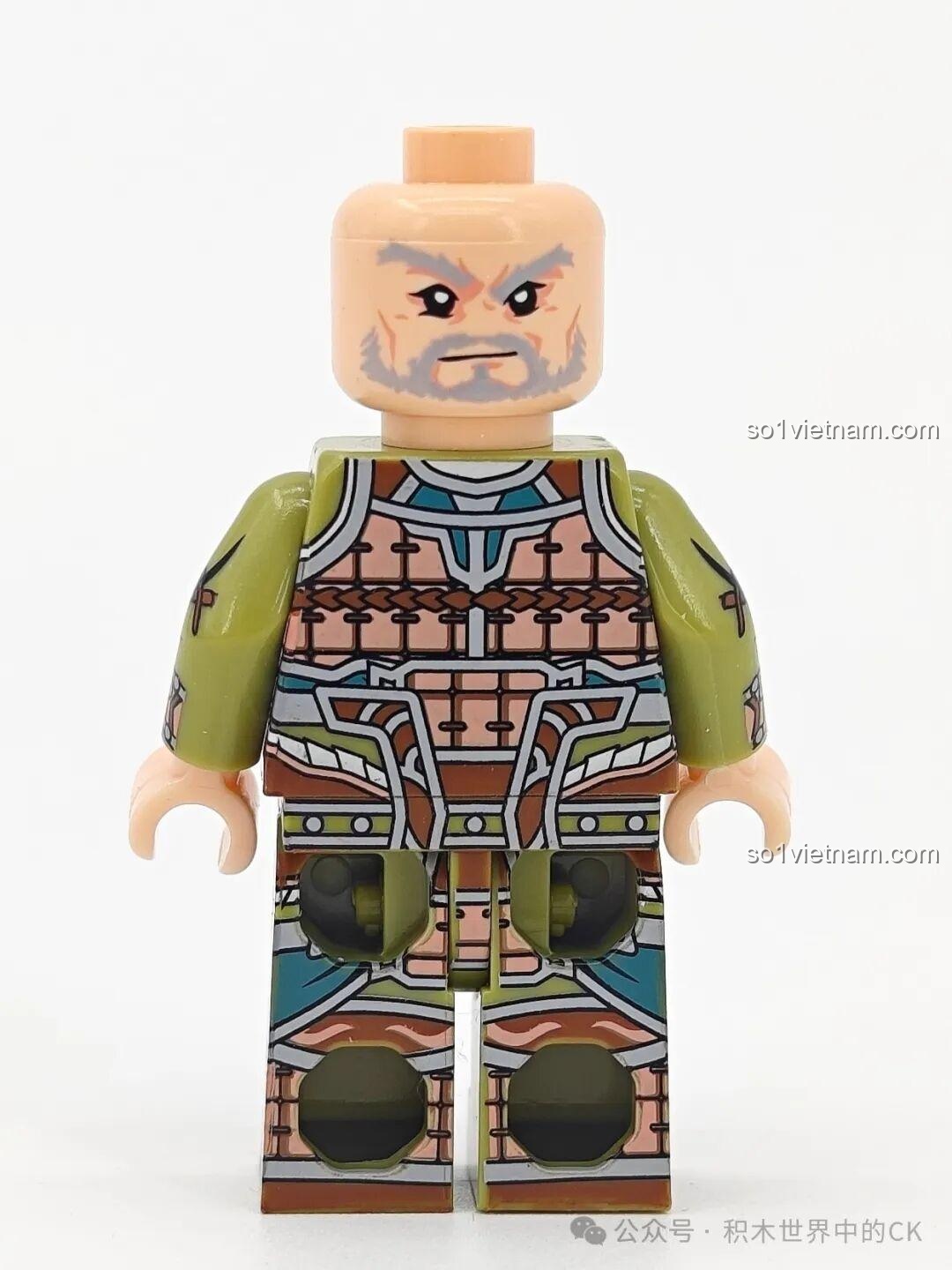 Cận cảnh phần thân sau của minifigure Trình Phổ mã 20377, cho thấy chi tiết in áo giáp đầy đủ.