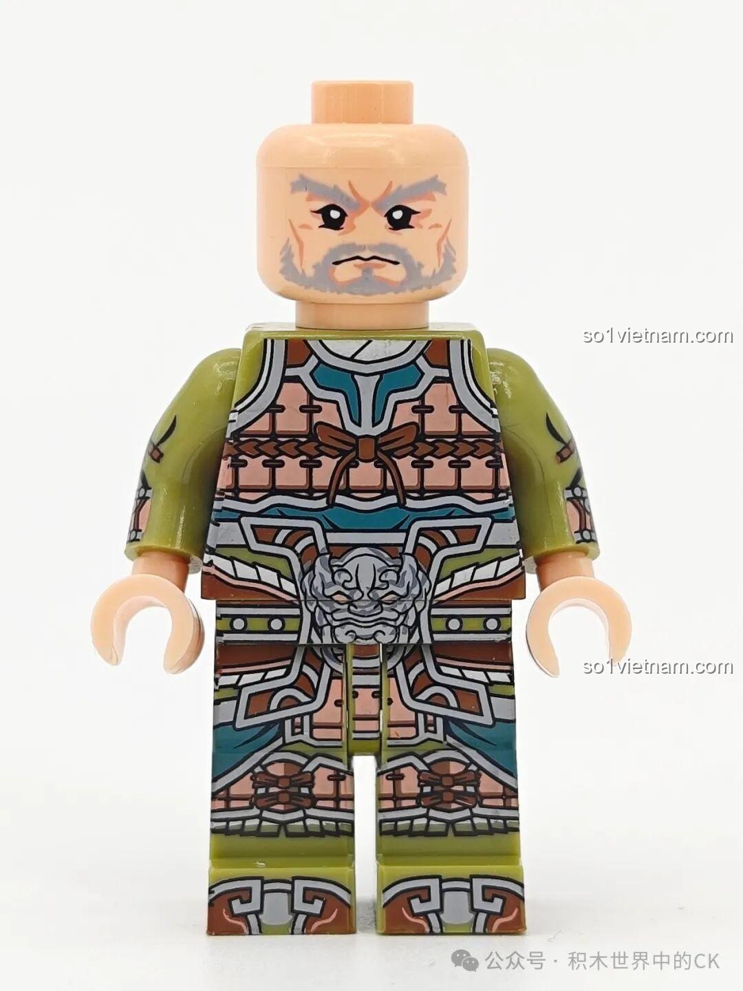 Cận cảnh phần thân trước của minifigure Trình Phổ mã 20377, với các chi tiết in hình áo giáp sắc nét.