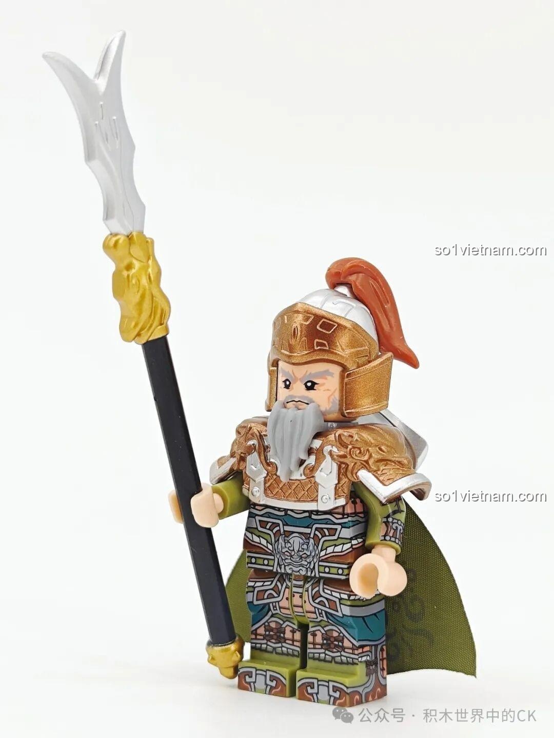 Minifigure Trình Phổ mã 20377 cầm cây trường thương, vũ khí đặc trưng của nhân vật.
