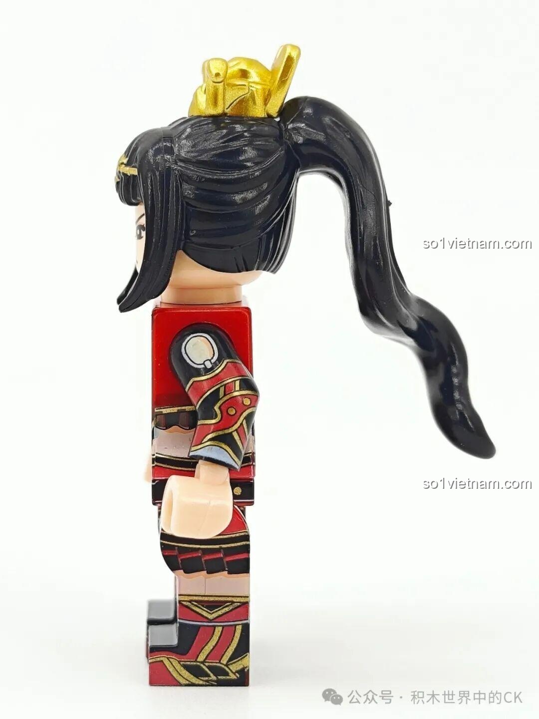 Ảnh chụp góc nghiêng của minifigure Trương Tinh Thái mã 20380, thể hiện chi tiết in trên cánh tay.