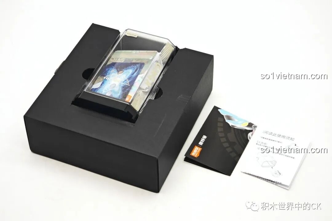 Bên trong hộp mô hình Ultraman Ginga BLOKEES, các chi tiết được đóng gói cẩn thận và gọn gàng.