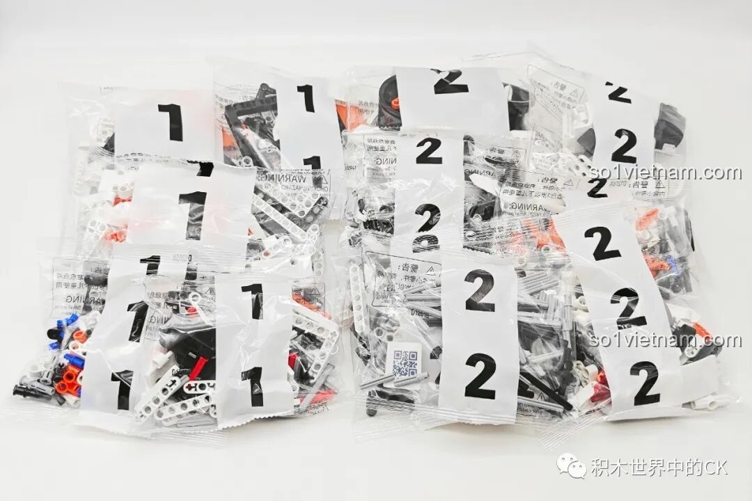Các túi chi tiết được đánh số của bộ ONEBOT OBJQR72AIQI Robot 2 Bánh Tự Cân Bằng, sẵn sàng cho việc lắp ráp.