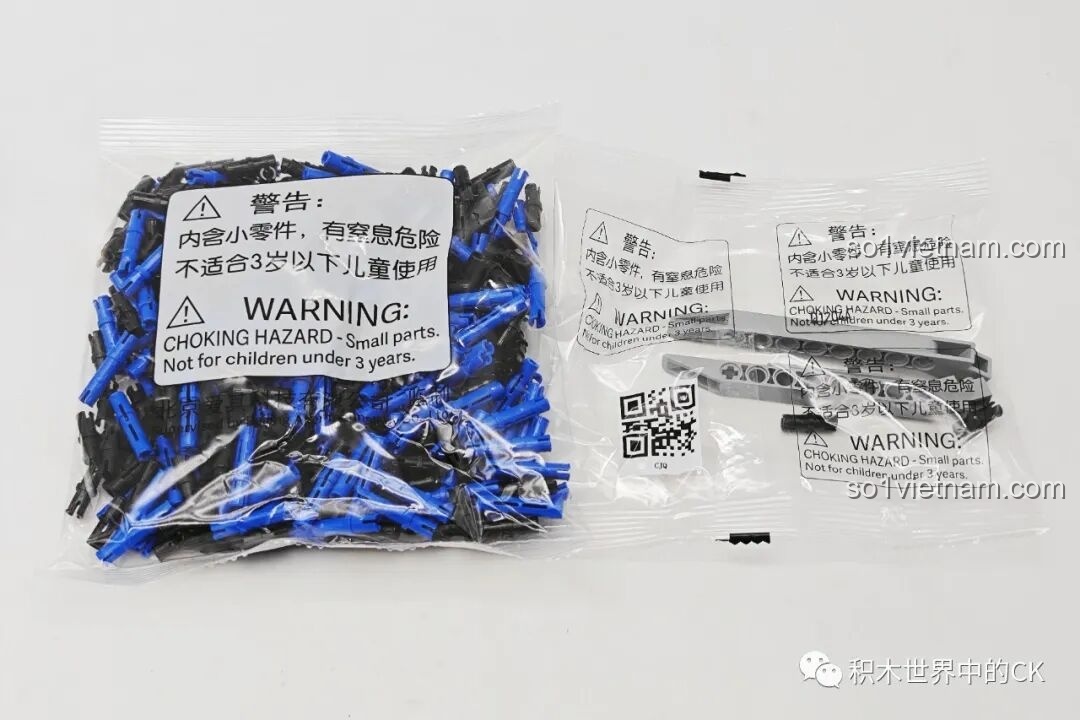 Cận cảnh các chi tiết nhỏ như trục và pin màu xanh, đen của bộ lắp ráp ONEBOT OBJQR72AIQI.