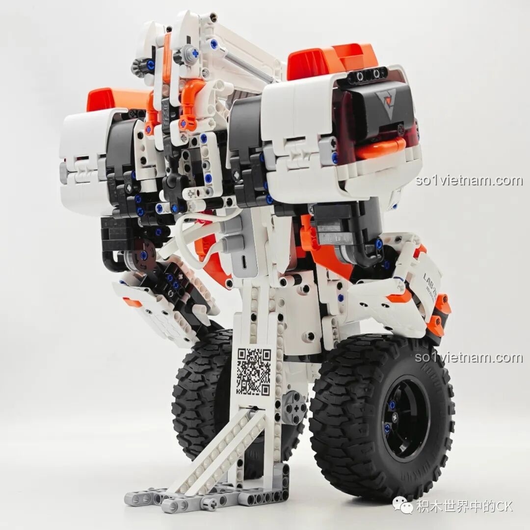 Góc nhìn chéo từ phía sau của Robot 2 Bánh Tự Cân Bằng ONEBOT OBJQR72AIQI, khoe được vẻ hầm hố.