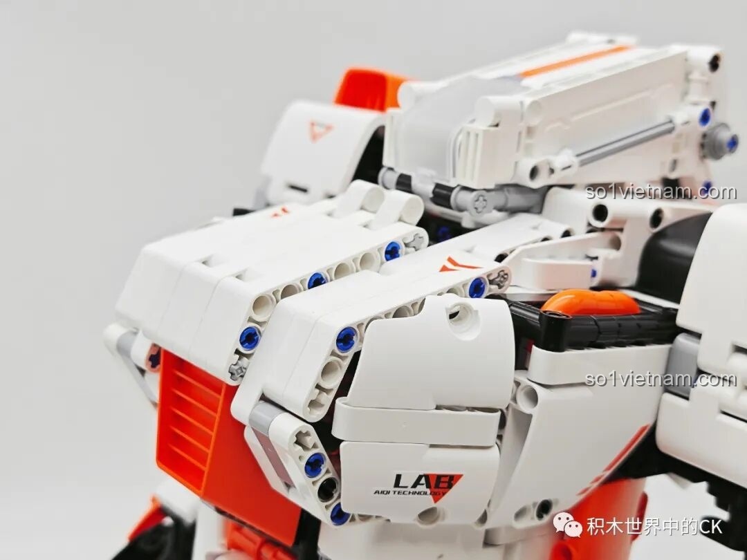 Chi tiết phần giáp ngực và vai của Robot 2 Bánh Tự Cân Bằng ONEBOT OBJQR72AIQI, dán sticker LAB.