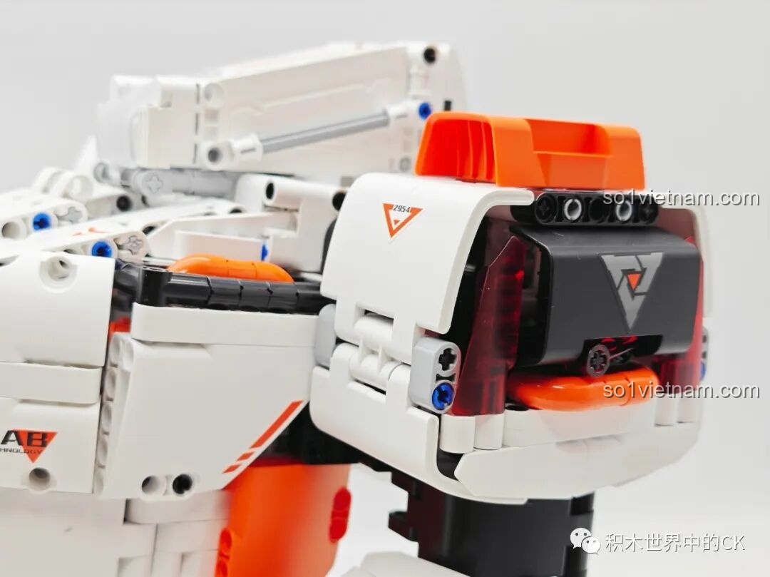 Cận cảnh phần động cơ vai của Robot 2 Bánh Tự Cân Bằng ONEBOT OBJQR72AIQI, có đèn và chi tiết trong suốt.