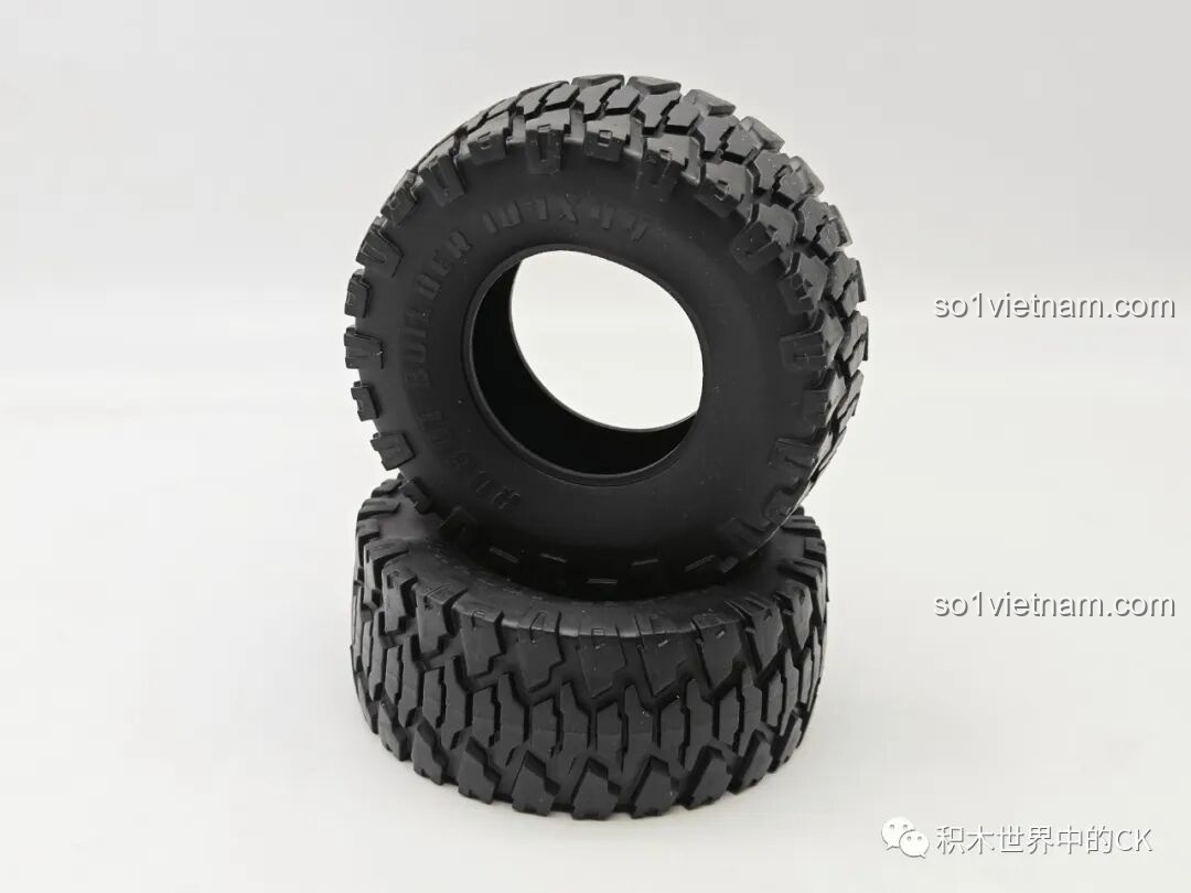 Cận cảnh cặp lốp xe cao su địa hình của bộ lắp ráp ONEBOT OBJQR72AIQI, gai lốp hầm hố và chi tiết.