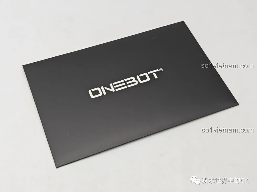 Bìa giấy màu đen sang trọng chứa sách hướng dẫn và sticker của bộ ONEBOT OBJQR72AIQI Robot Tự Cân Bằng II.