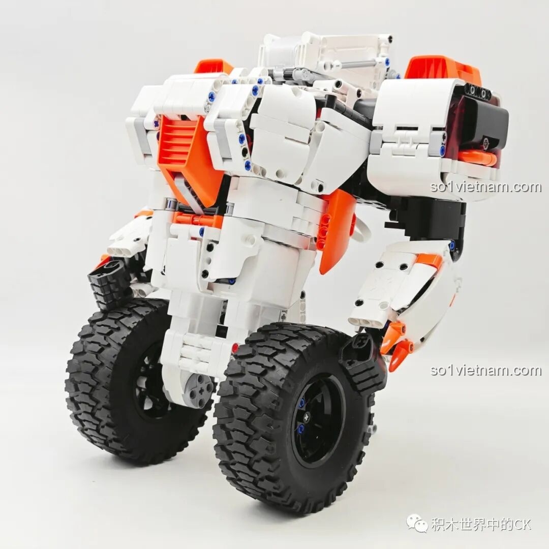 Robot Tự Cân Bằng II ONEBOT OBJQR72AIQI đã hoàn thành, đang tự đứng vững trên hai bánh xe một cách ấn tượng.