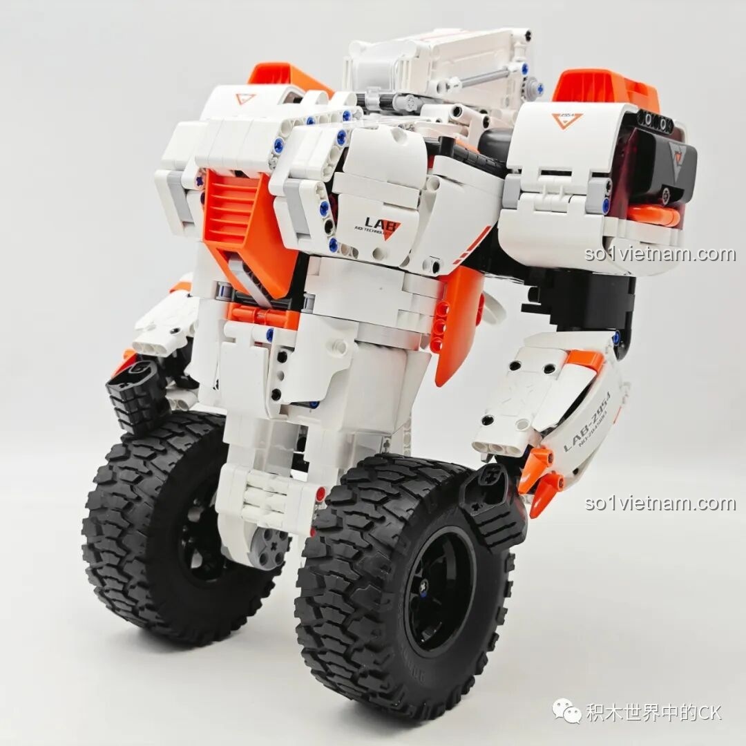 Robot Tự Cân Bằng II ONEBOT OBJQR72AIQI sau khi dán sticker, trông hầm hố và chuyên nghiệp hơn.