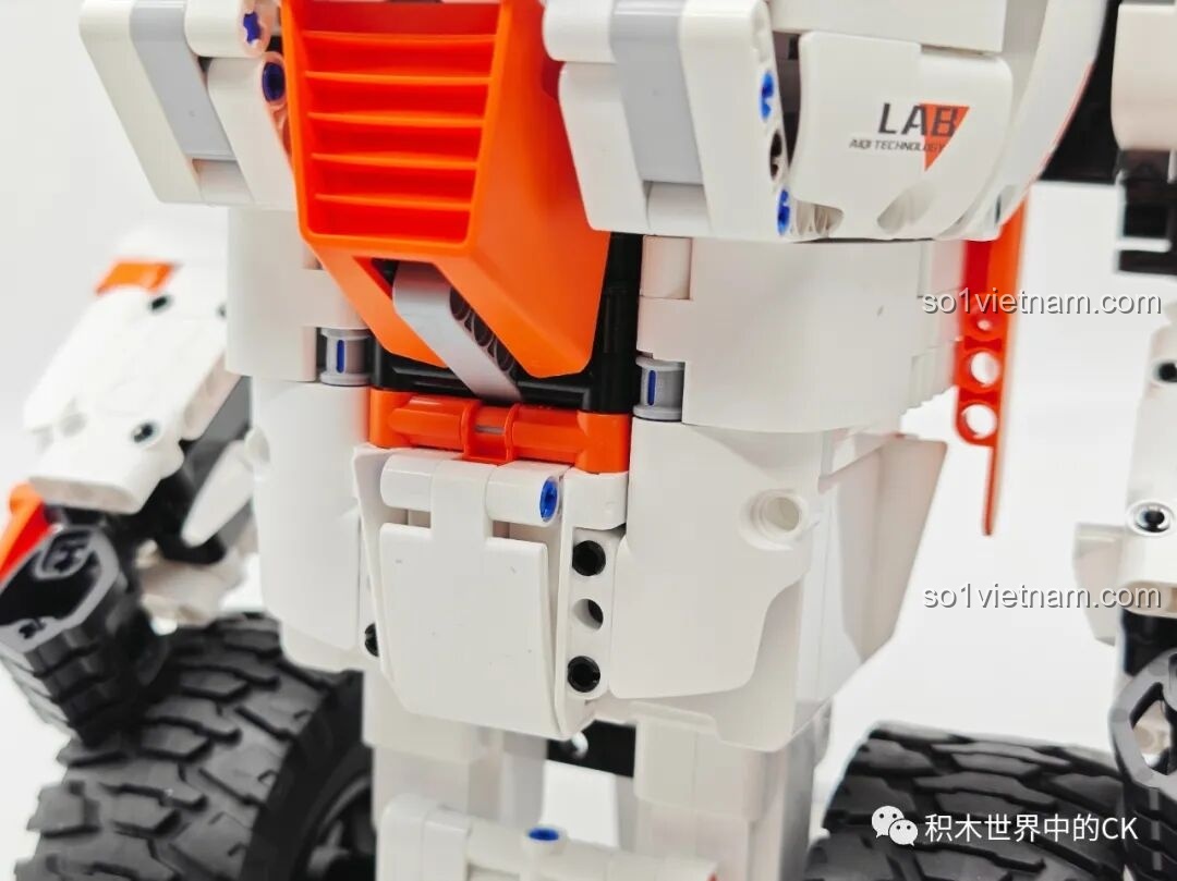 Chi tiết phần thân dưới và hông của Robot Tự Cân Bằng II ONEBOT OBJQR72AIQI, kết cấu vững chắc.