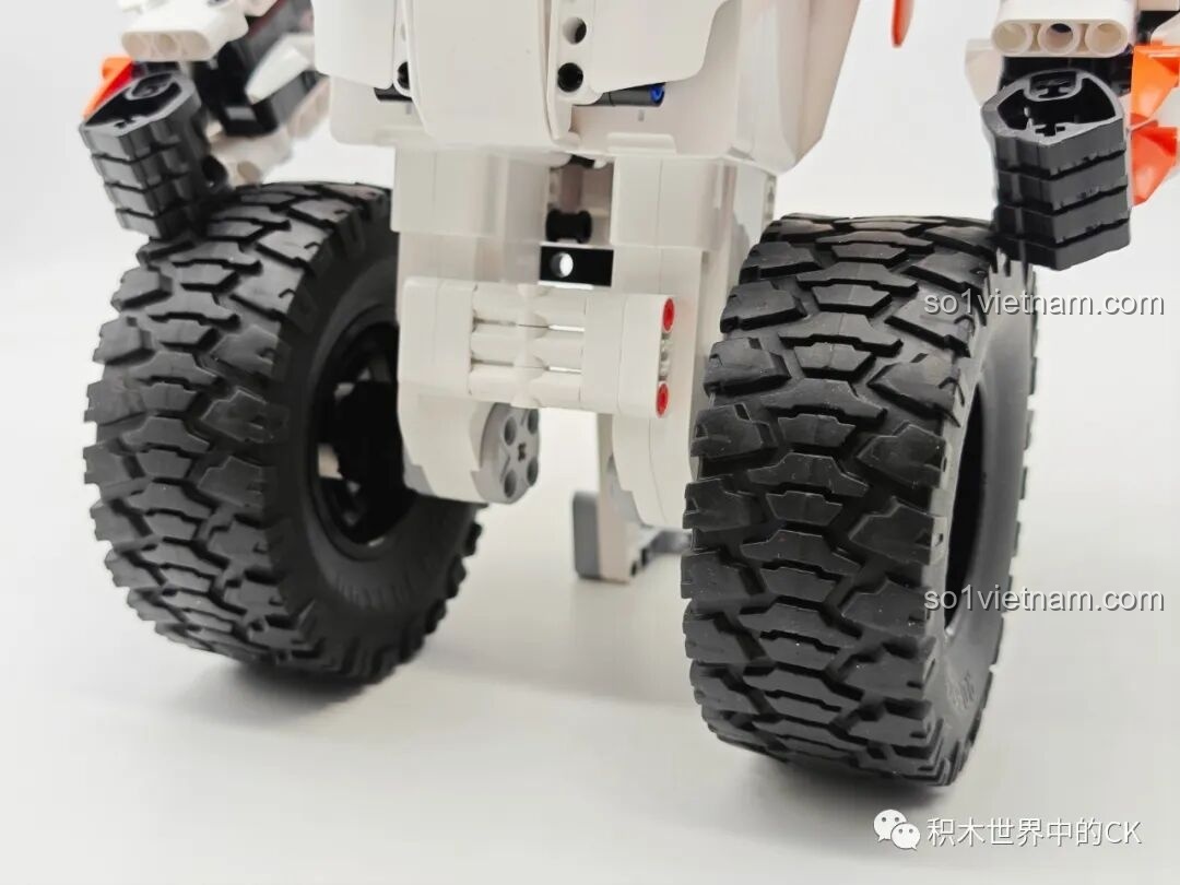 Cận cảnh bánh xe và phần chân của Robot Tự Cân Bằng II ONEBOT OBJQR72AIQI, cho thấy sự chắc chắn.