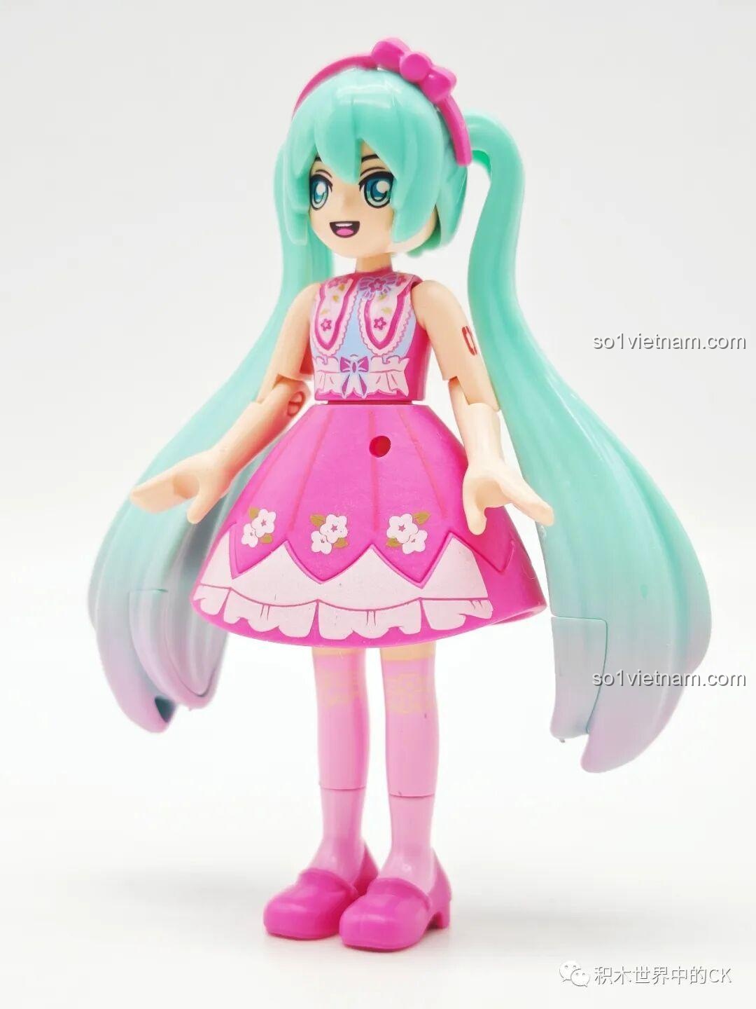 Cận cảnh mô hình Hatsune Miku Hoa Tiên, cho thấy chi tiết trang phục và phụ kiện