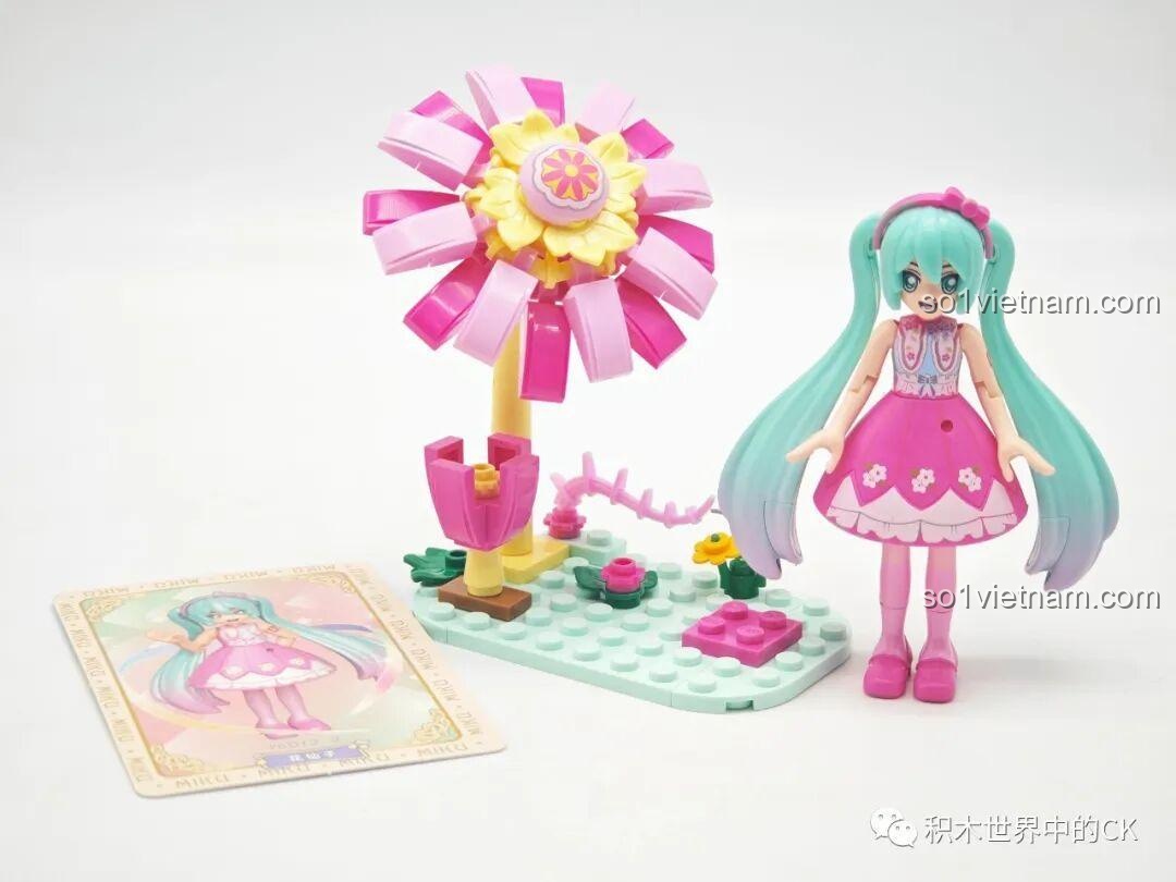 Mô hình Hatsune Miku Hoa Tiên được lắp ráp hoàn chỉnh từ bộ Qman 76012, với cây xanh và chú chim
