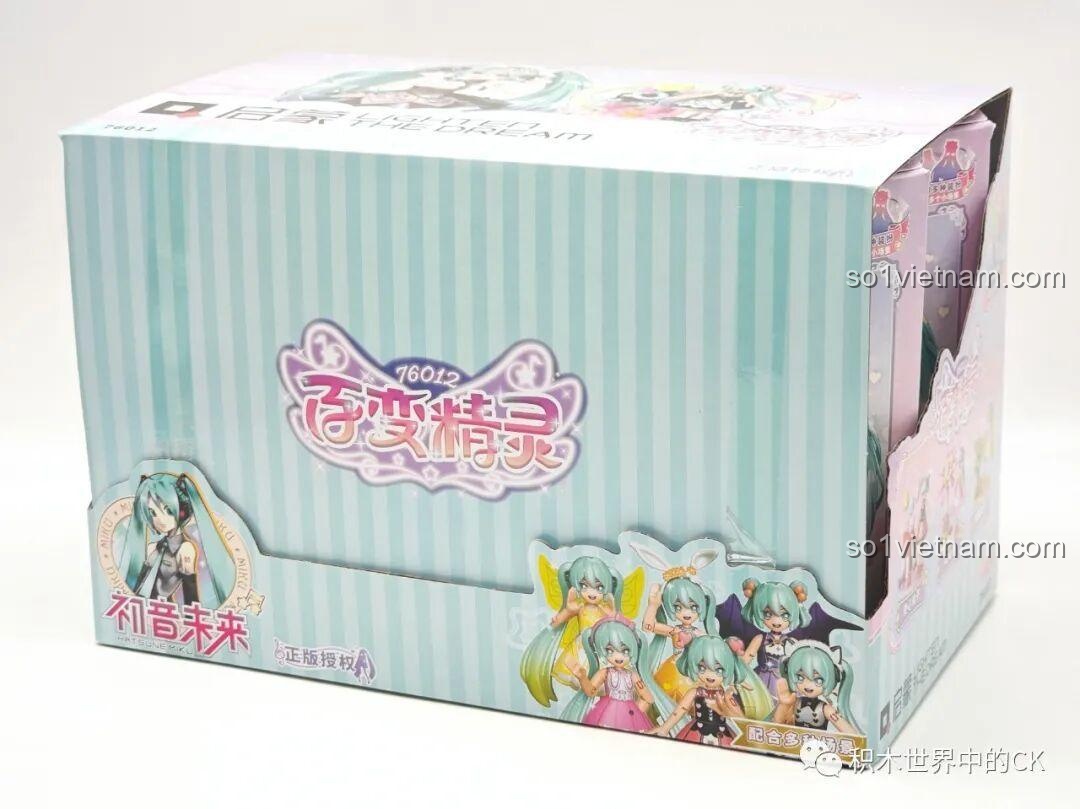 Hộp bộ lắp ráp Qman 76012 phiên bản Hatsune Miku Bách Biến Tinh Linh với thiết kế màu pastel và hình ảnh các nhân vật Miku