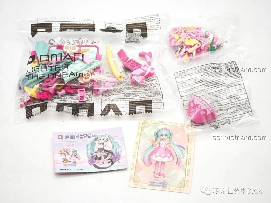 Các túi mảnh ghép và thẻ bài sau khi mở hộp bộ lắp ráp Qman 76012