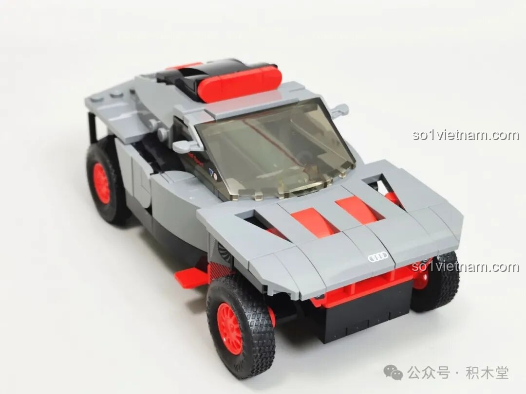 Mô hình RASTAR 10120 Audi RS Q e-tron E2 đã lắp ráp hoàn chỉnh nhưng chưa dán sticker, cho thấy vẻ đẹp nguyên bản của các mảnh ghép.