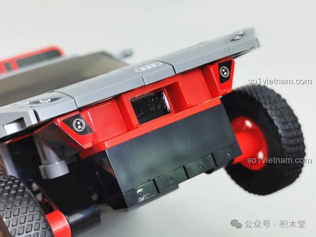 Chi tiết đèn pha và logo Audi ở phía trước của mô hình RASTAR 10120 Audi RS Q e-tron E2, được tái hiện bằng sticker và in ấn.