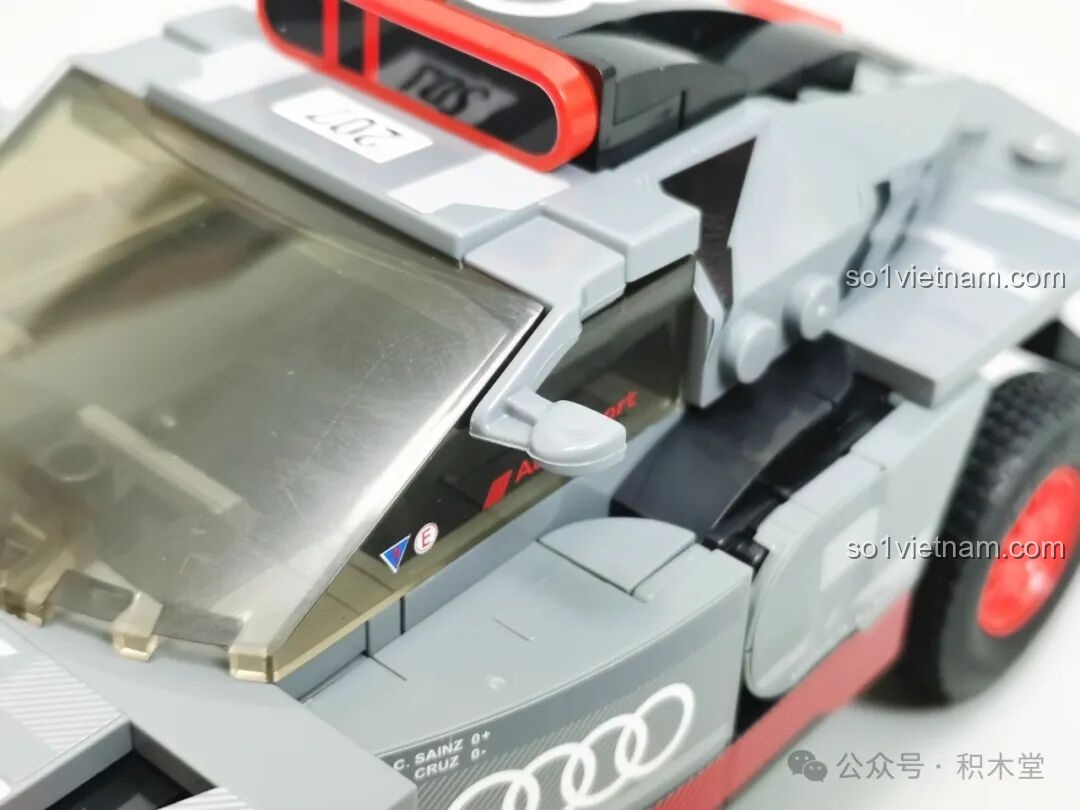 Cận cảnh gương chiếu hậu của mô hình RASTAR 10120 Audi RS Q e-tron E2, là chi tiết đúc khuôn riêng, rất chân thực.