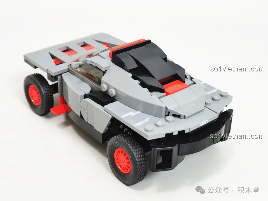 Mô hình RASTAR 10120 Audi RS Q e-tron E2 đã hoàn thành, chụp từ góc 3/4 phía trước, thể hiện thiết kế mạnh mẽ và chi tiết.