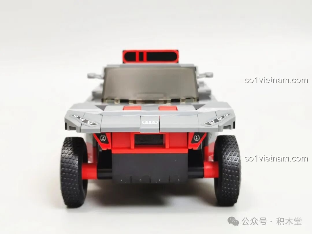 Mô hình RASTAR 10120 Audi RS Q e-tron E2 đã hoàn thành, chụp từ góc 3/4 phía sau, làm nổi bật các chi tiết đuôi xe.