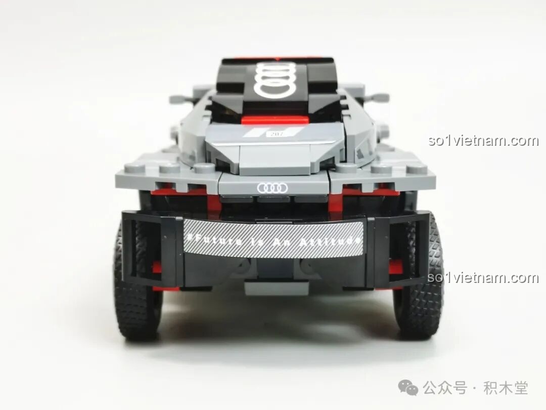 Mô hình RASTAR 10120 Audi RS Q e-tron E2 đã hoàn thành, chụp từ góc chéo phía sau, làm nổi bật phần đuôi và bánh xe.