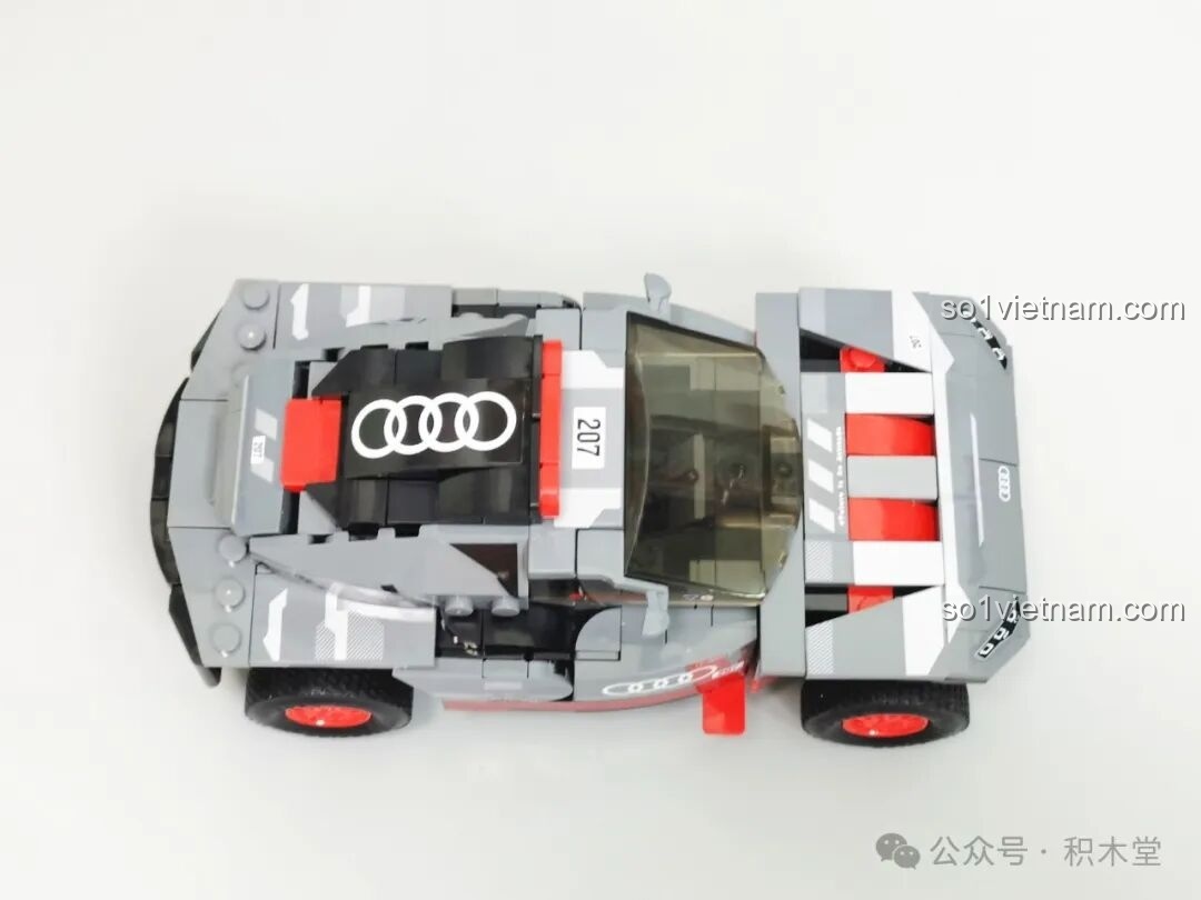 Mô hình RASTAR 10120 Audi RS Q e-tron E2 đã hoàn thành, chụp từ góc trên phía sau, làm nổi bật phần đuôi và cánh gió.