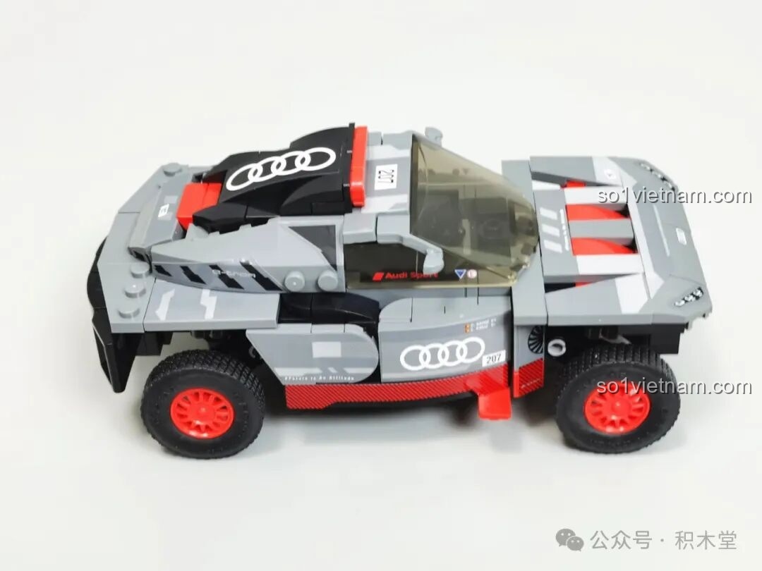 Mô hình RASTAR 10120 Audi RS Q e-tron E2 đã hoàn thành, chụp từ góc trên phía trước, làm nổi bật tổng thể thiết kế.