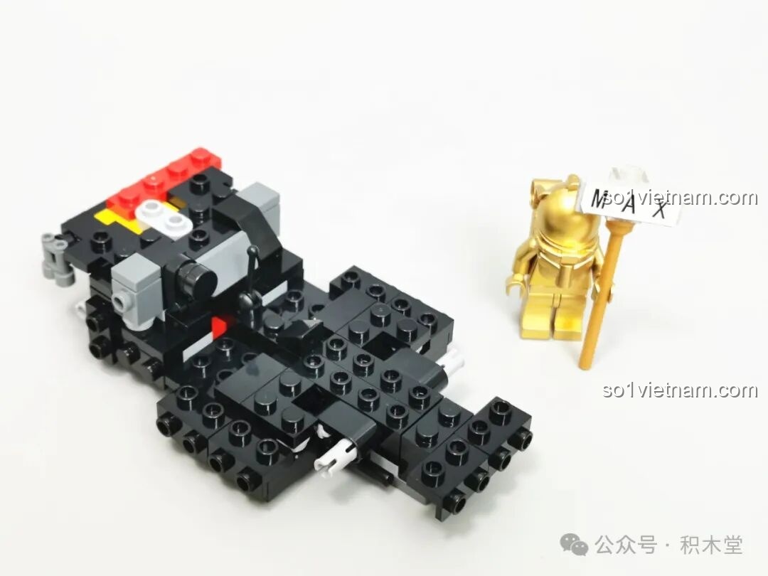 Khung gầm ban đầu của mô hình RASTAR 10120 Audi RS Q e-tron E2 đang được lắp ráp, cho thấy cấu trúc cơ bản của xe.