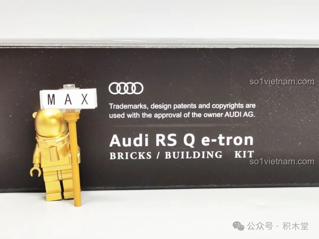 Logo Audi và thông tin bản quyền trên hộp đồ chơi lắp ráp RASTAR 10120 Audi RS Q e-tron E2, khẳng định tính chính hãng.