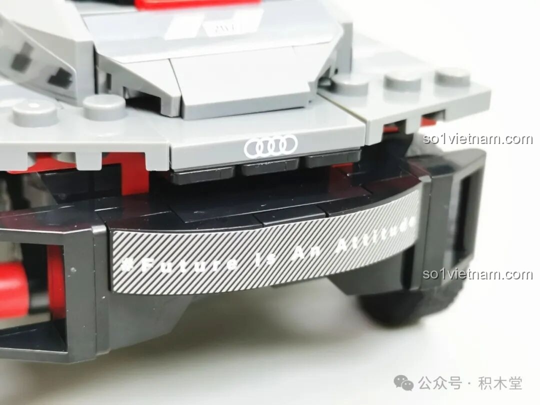 Chi tiết logo Audi nhỏ ở phần dưới đuôi xe của mô hình RASTAR 10120 Audi RS Q e-tron E2, thể hiện sự tỉ mỉ.