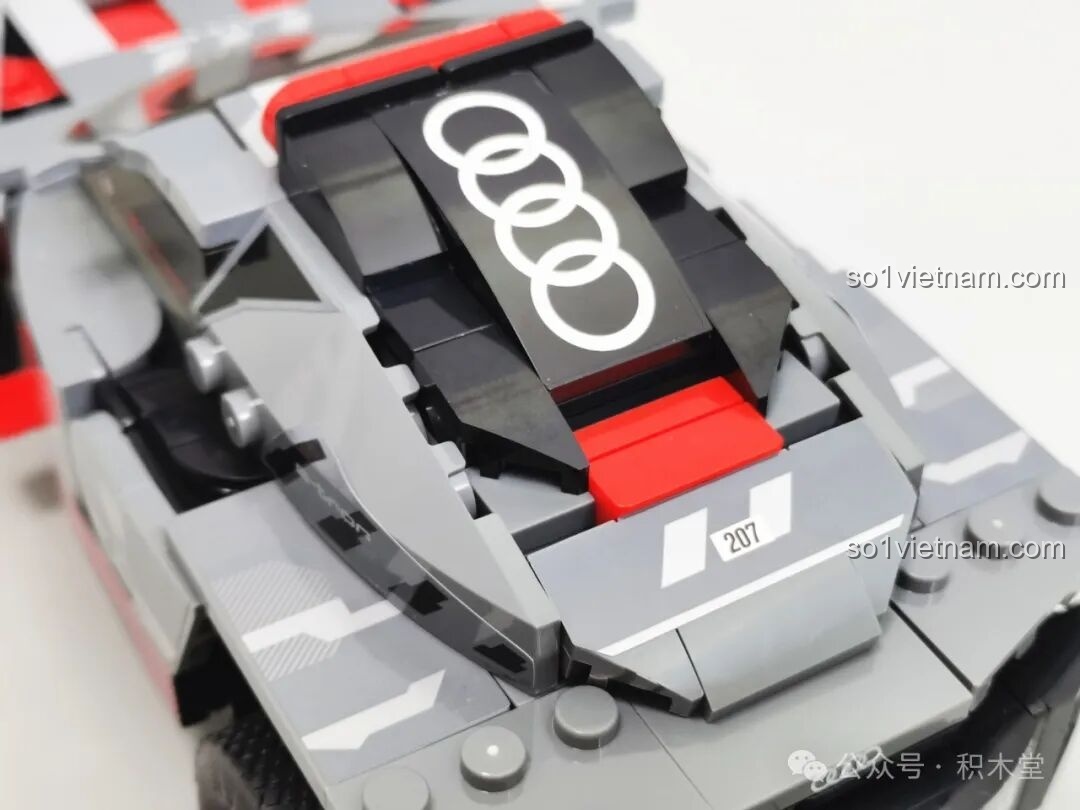 Cận cảnh logo Audi trên nóc xe của mô hình RASTAR 10120 Audi RS Q e-tron E2, được in rõ ràng và sắc nét.