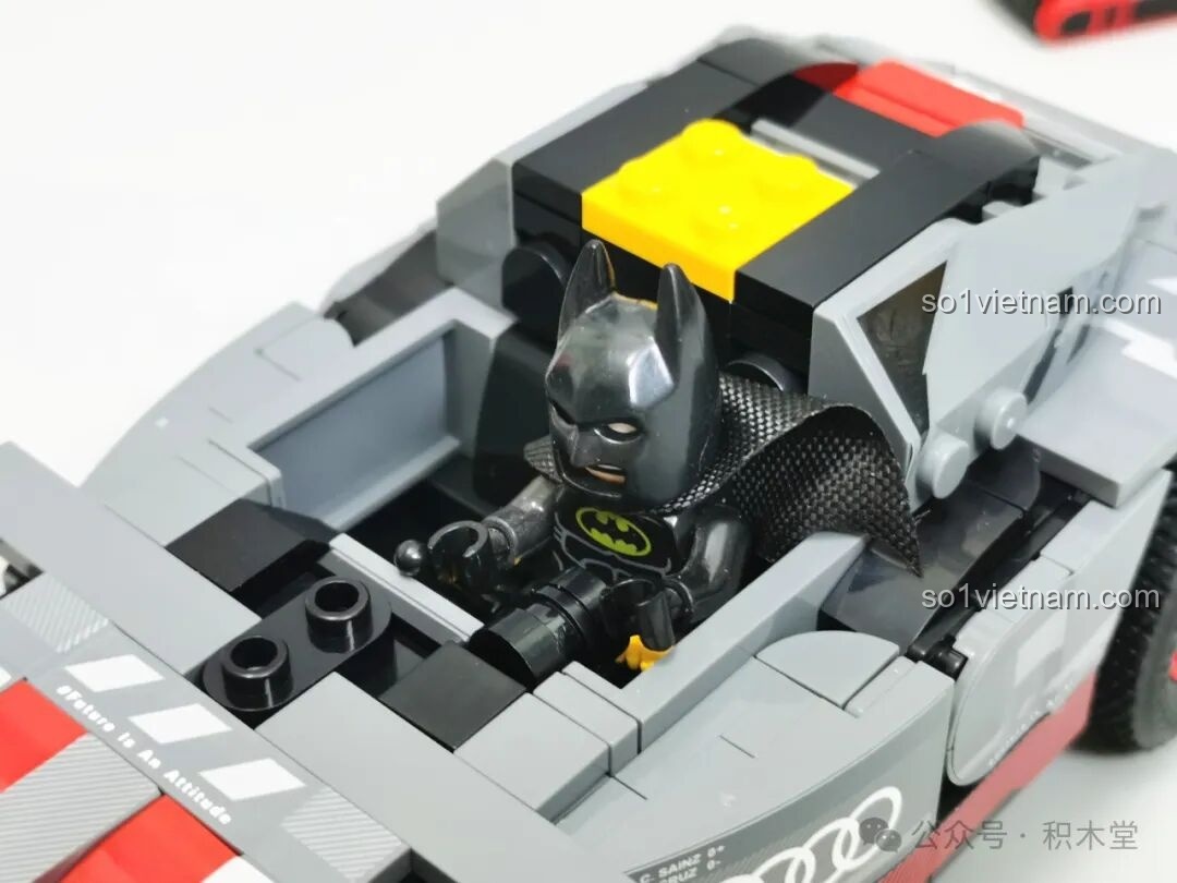 Minifigure Batman được đặt trong khoang lái của mô hình RASTAR 10120 Audi RS Q e-tron E2, thể hiện khả năng tương thích.