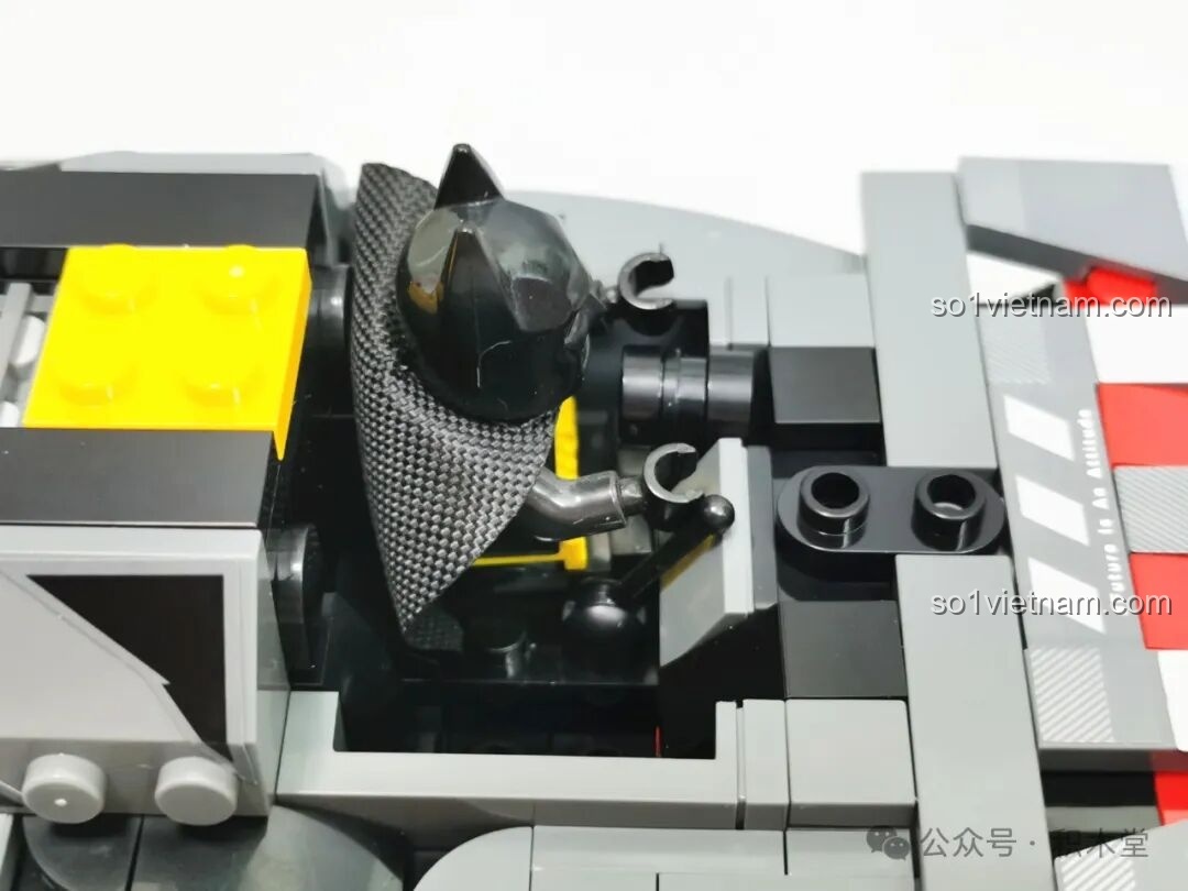 Cận cảnh minifigure Batman trong khoang lái của mô hình RASTAR 10120 Audi RS Q e-tron E2, cho thấy độ vừa vặn.