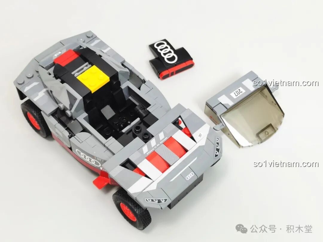 Mô hình RASTAR 10120 Audi RS Q e-tron E2 với phần nóc xe được tháo rời, để lộ khoang lái bên trong.