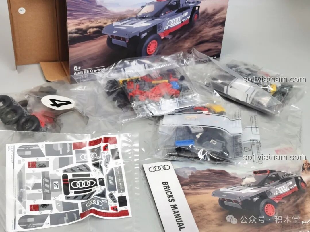 Toàn bộ nội dung bên trong hộp đồ chơi lắp ráp RASTAR 10120 Audi RS Q e-tron E2, bao gồm các túi mảnh ghép, sticker và sách hướng dẫn.