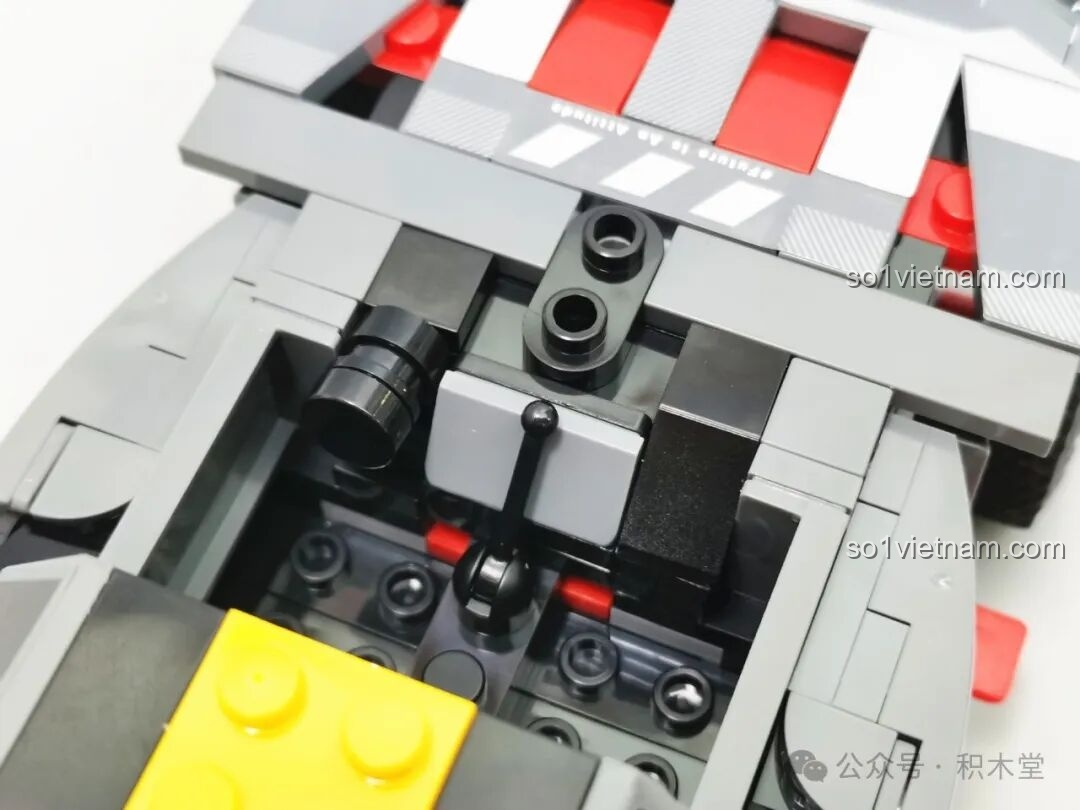 Cận cảnh nội thất khoang lái của mô hình RASTAR 10120 Audi RS Q e-tron E2, với vô lăng và ghế ngồi.