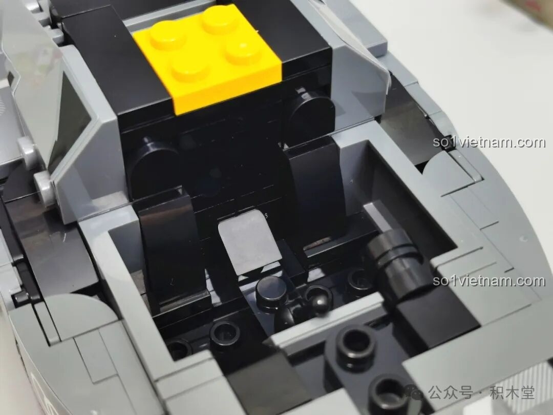 Khoang lái của mô hình RASTAR 10120 Audi RS Q e-tron E2, cho thấy không gian rộng rãi để đặt minifigures.