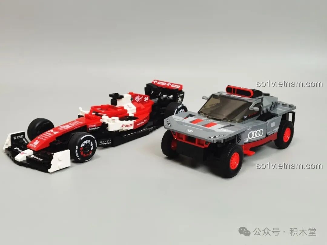 Mô hình RASTAR 10120 Audi RS Q e-tron E2 đặt cạnh một mô hình xe đua F1 khác, cho thấy sự kết hợp hoàn hảo trong bộ sưu tập.