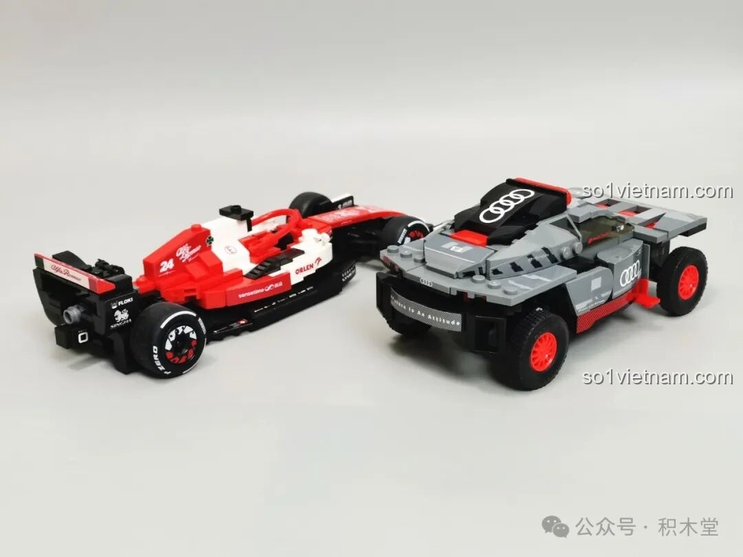 Mô hình RASTAR 10120 Audi RS Q e-tron E2 và xe F1 chụp từ góc chéo phía sau, làm nổi bật sự khác biệt về kiểu dáng.