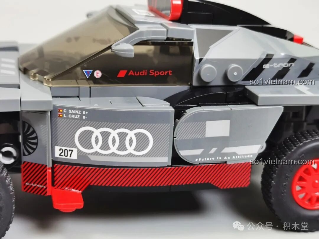 Chi tiết thân xe bên hông của mô hình RASTAR 10120 Audi RS Q e-tron E2, với các logo Audi và số hiệu 207 được dán.