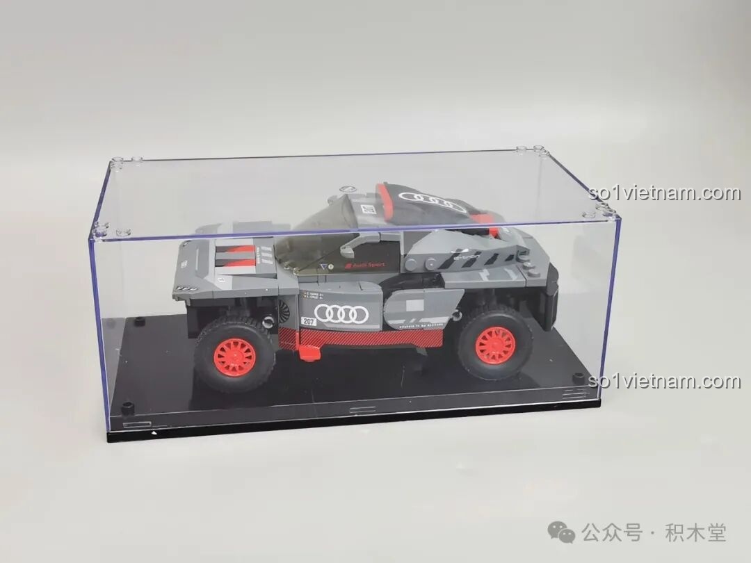 Mô hình RASTAR 10120 Audi RS Q e-tron E2 được trưng bày trong hộp mica chống bụi, thể hiện giá trị sưu tầm.