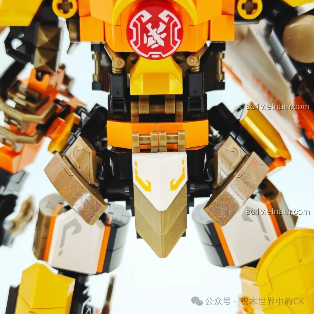 Cận cảnh cánh tay của Người máy Hoàng Trung SEMBO 103396, với các chi tiết giáp và khớp nối.