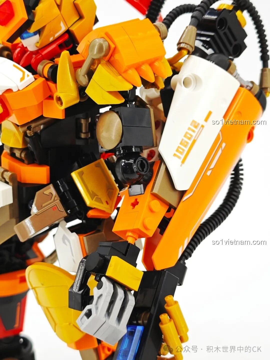 Cận cảnh phần chân của Người máy Hoàng Trung SEMBO 103396, với các chi tiết giáp và khớp nối.