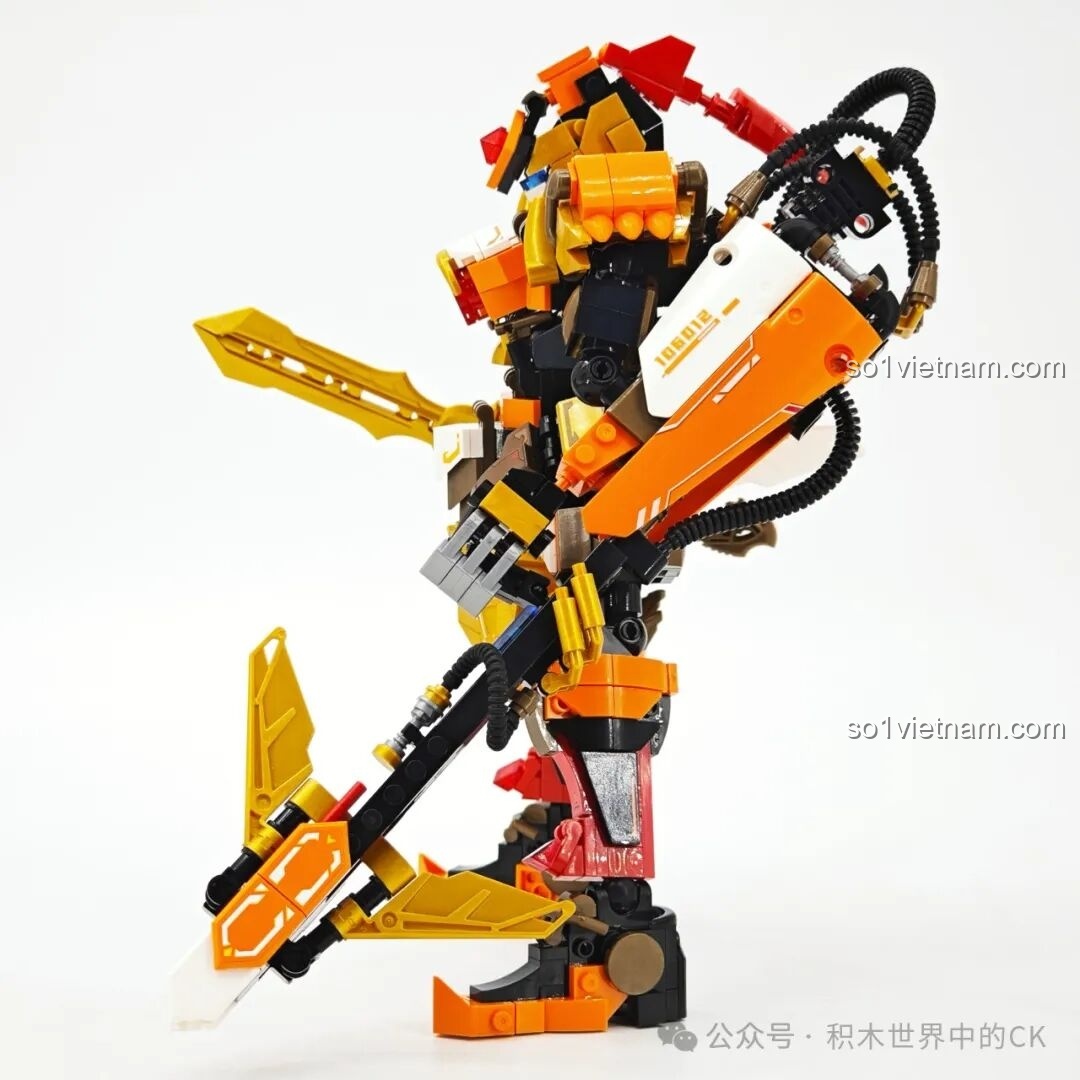 Cận cảnh phần đầu của Người máy Hoàng Trung SEMBO 103396, với các chi tiết giáp và mắt robot.